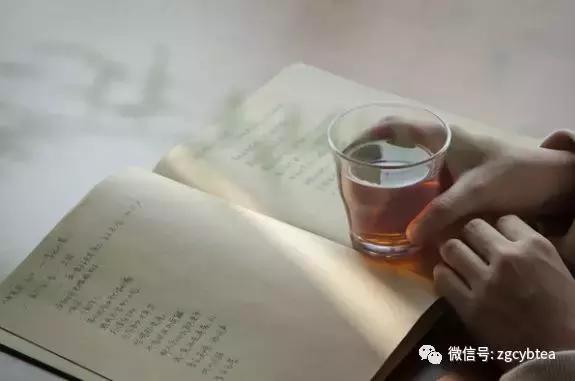 千万小心!长期超量喝茶,可能导致身体脱水,甚至氟中毒!