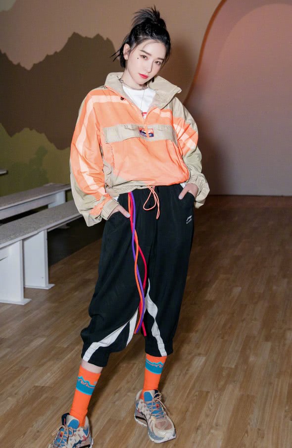 阚清子穿运动鞋,阚清子白色堆堆袜搭马丁靴