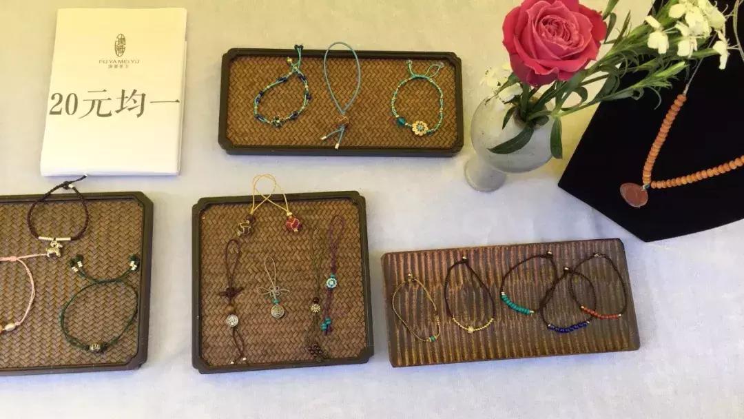 能给圣诞老人换衣服？这个圣诞嘉年华在搞什么名堂？！