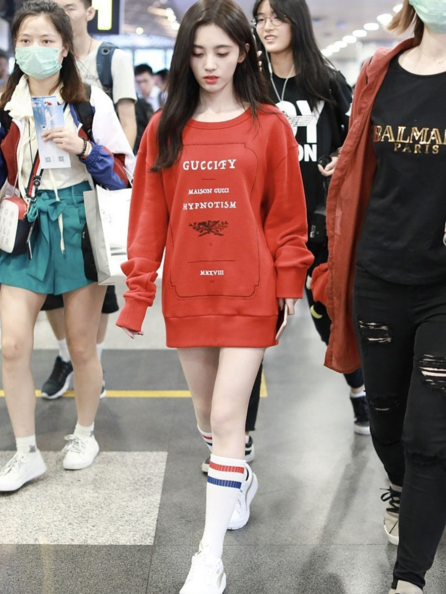 鞠婧祎机场穿搭春装,鞠婧祎机场条纹卫衣