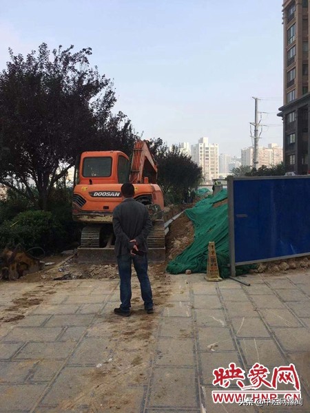 无暖户盼改造、有暖户去阻扰,郑州帝湖东王府暖气铺设引内讧