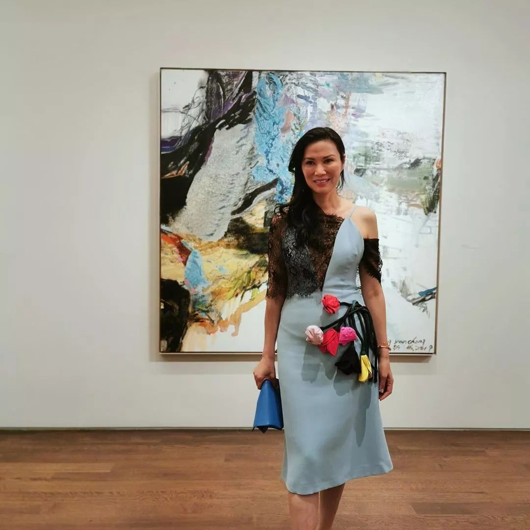 年轻照邓文迪,邓文迪51岁却保持年轻身材