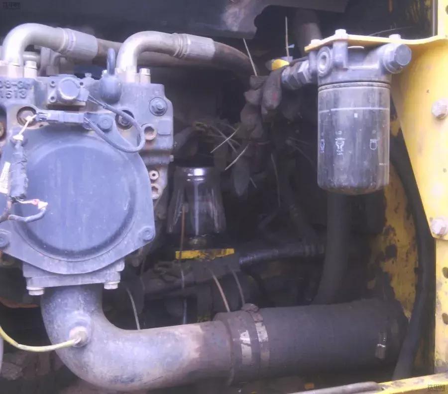 加藤挖掘机油管爆管是什么原因,挖掘机挖爆水管怎么办