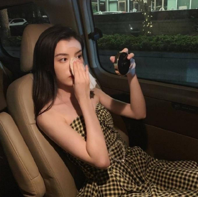 唐弋婷真是个宝藏女孩！抹胸裙尽显好身材，可塑性很强的女孩子