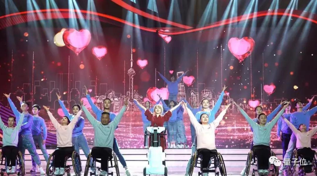 瘫痪小姐姐借助外骨骼自主行走,瘫痪小姐姐靠自己站起来