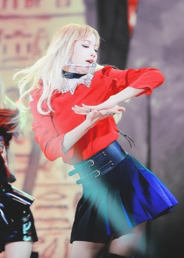 Lisa真是太会穿了！*袜丝**故意往下扯一点，不料却意外显腿长