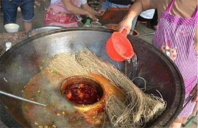 80后夫妻街边摆摊卖“大锅菜”，10元1碗，2年就买上了1套房子