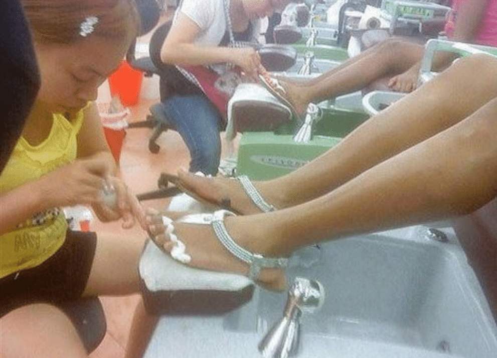 从国内教师到国外修脚师，美国疫情风暴下，凤姐如今怎么样了？