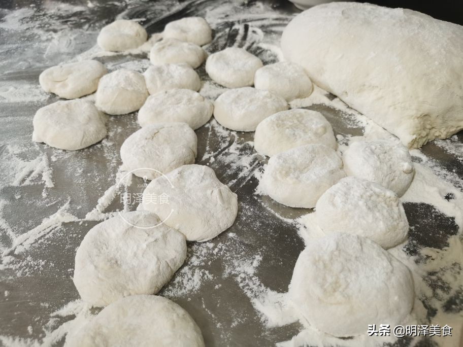 这种蔬菜很少生虫，用它做馅蒸包子，味道鲜香，我一次能吃四五个