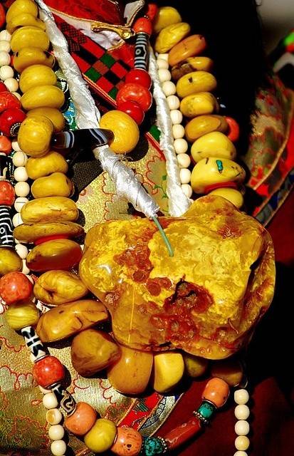 蜜蜡到底值不值得玩,藏民戴的蜜蜡大多数是变形的