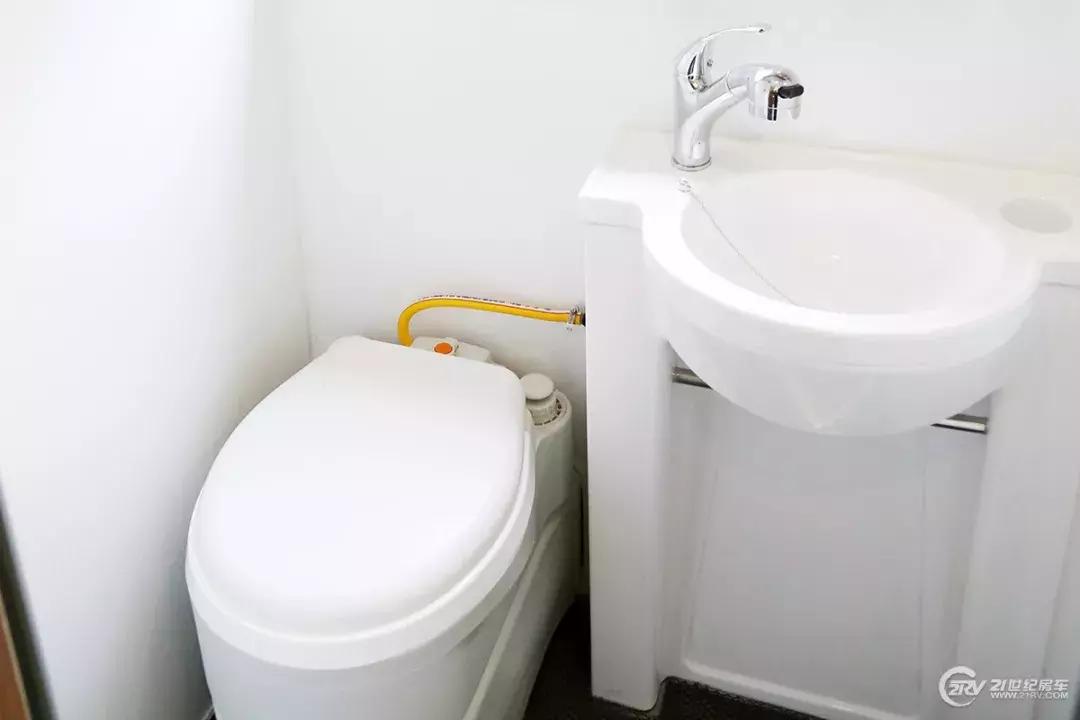 经济实用型7座4驱房车价位,b型房车u型会客区