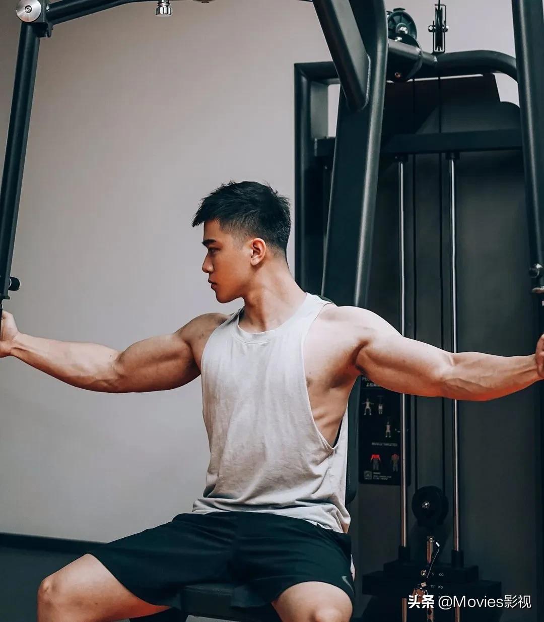 穿短裤比汪小菲还好看！奶凶腱子肉小狼狗，浴室照疯狂撩粉！