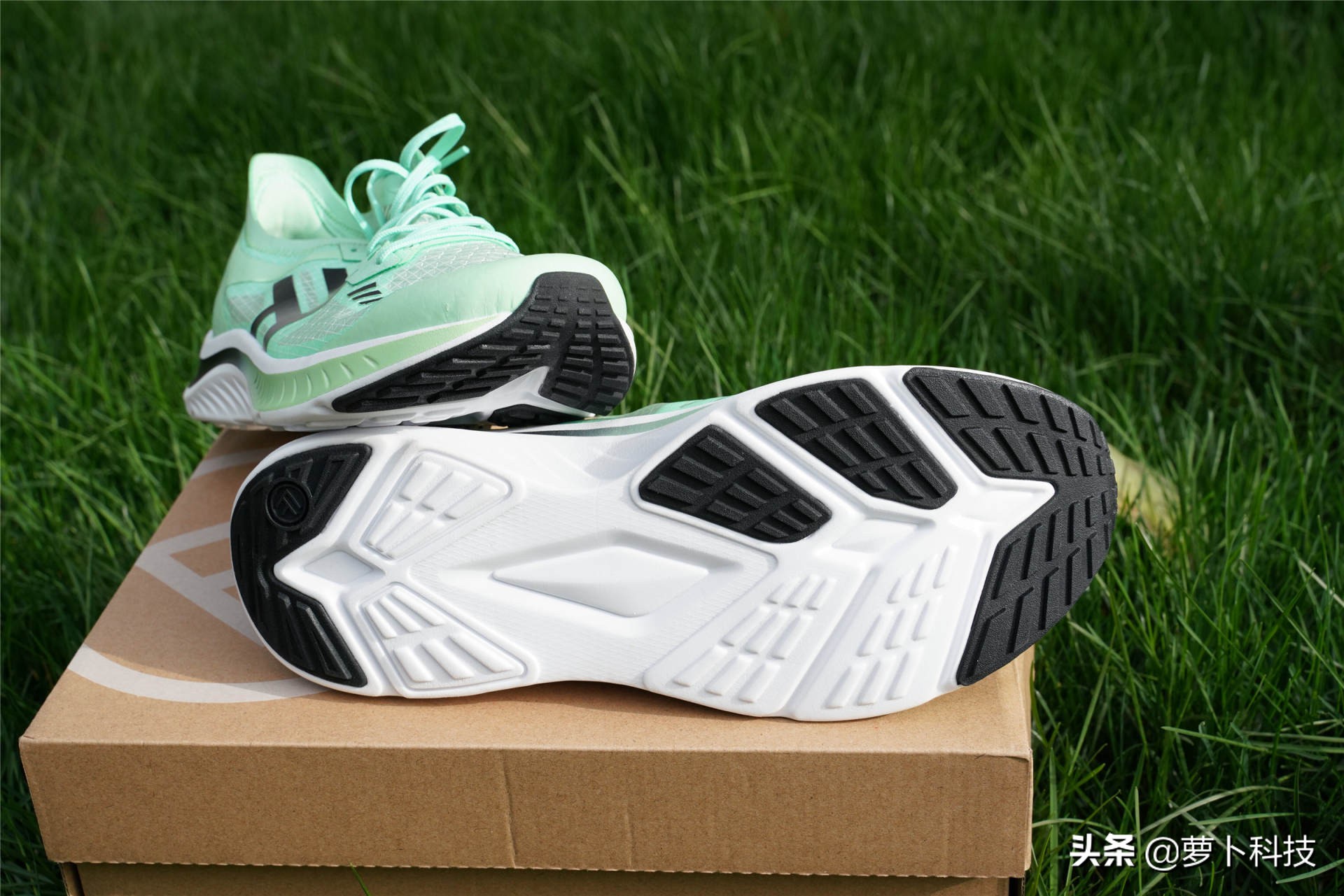 米家freetie轻云缓震竞速跑鞋,freetie轻云跑步鞋和云弹跑步鞋