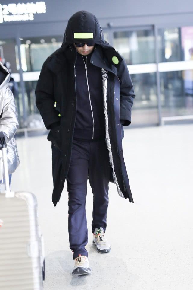 雷佳音全黑look走机场，184的身高却有“锥子腿”，不看脸似男模