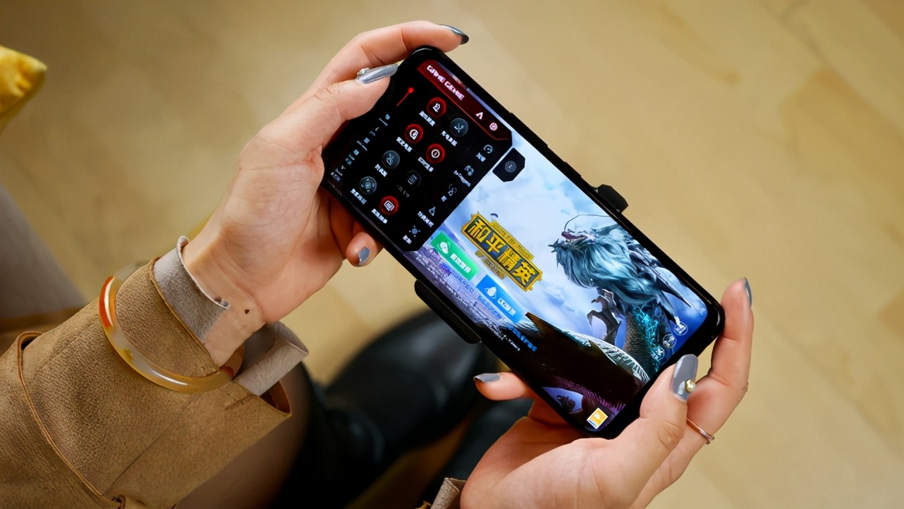 E4材质高刷屏+游戏精灵!ROG5全面能打,老玩家上手都叫好