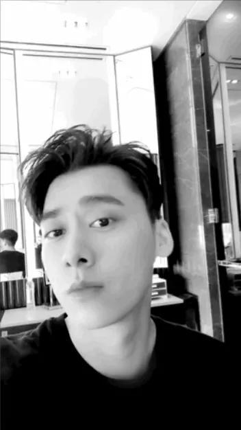 蕾哈娜邪术篇:磨皮瘦脸之外的X操作