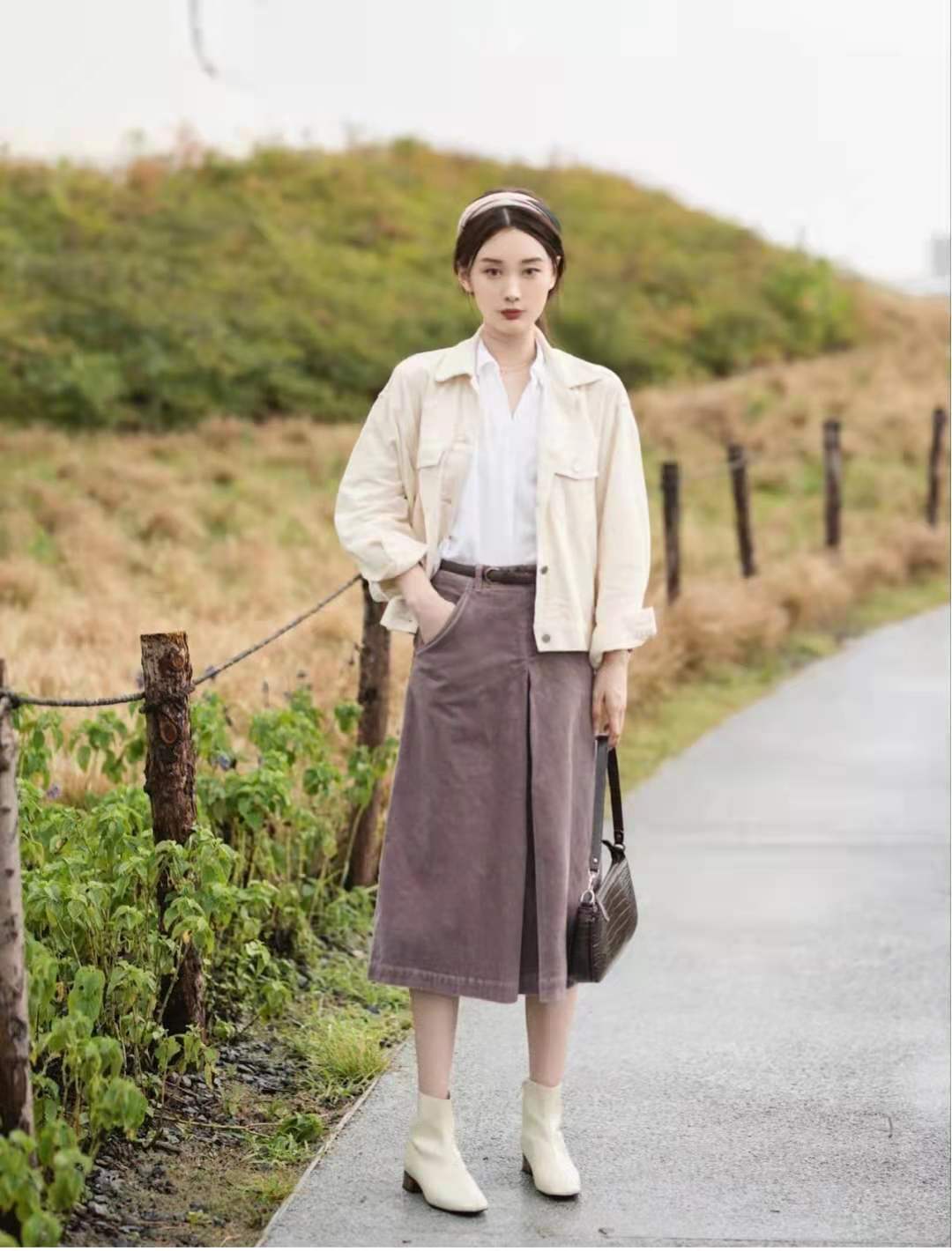 羽绒半身裙配什么上衣外套,秋天半身裙怎么搭配上衣