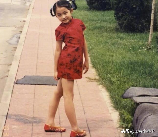 关晓彤穿黑色衣服显腿长的照片,关晓彤长腿穿足球服