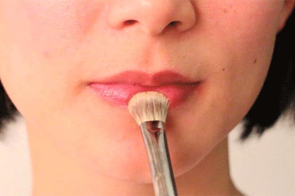 在折腾嘴唇这件事上,大家都一样