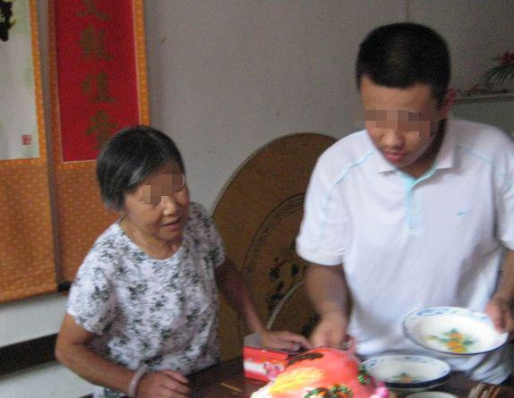 媳妇每回吃完家婆做的饭总感冒,有回跟丈夫换碗,丈夫吃完蒙住