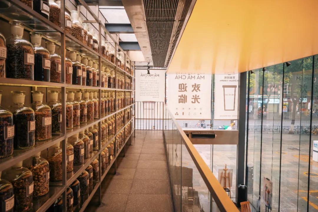 把繁华踩在脚下,将吃喝囊括周边。去长沙要住地标里