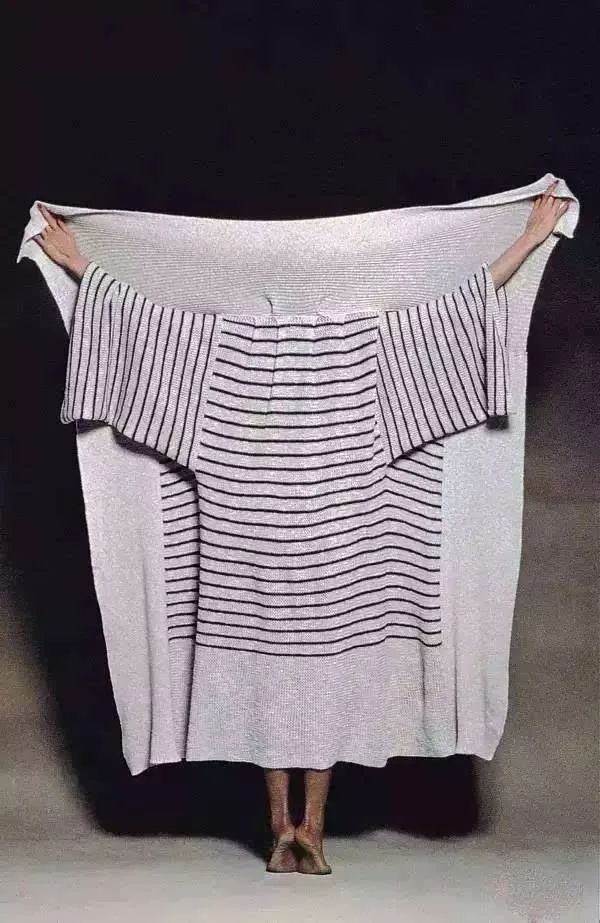 日本著名设计师三宅一生代表作,日本服装设计师三宅一生