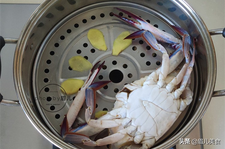 螃蟹直接入锅蒸，大错特错啦，要想不腥不流蟹黄，这3点要记牢
