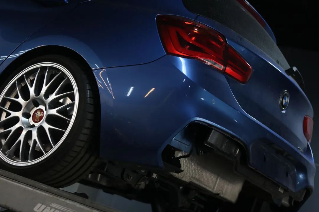 怪兽改造跑车视频,宝马f20120改装