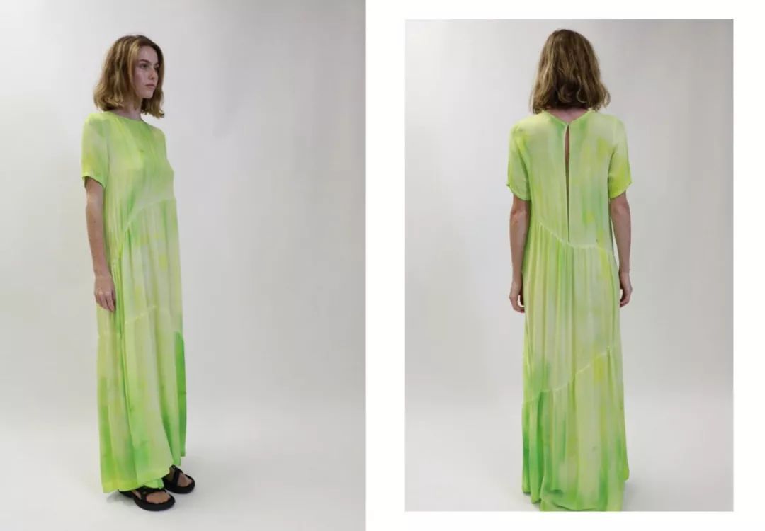 终于,它从街头走上了T台