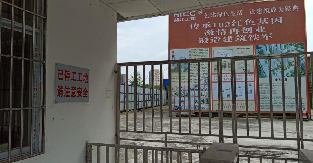 雷翻天！重庆首个带空中泳池的超级豪宅交房，现场惨不忍睹