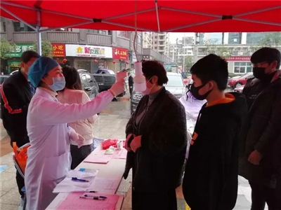 一家四口齐上阵战疫全家总动员,一家人一起上阵抗疫