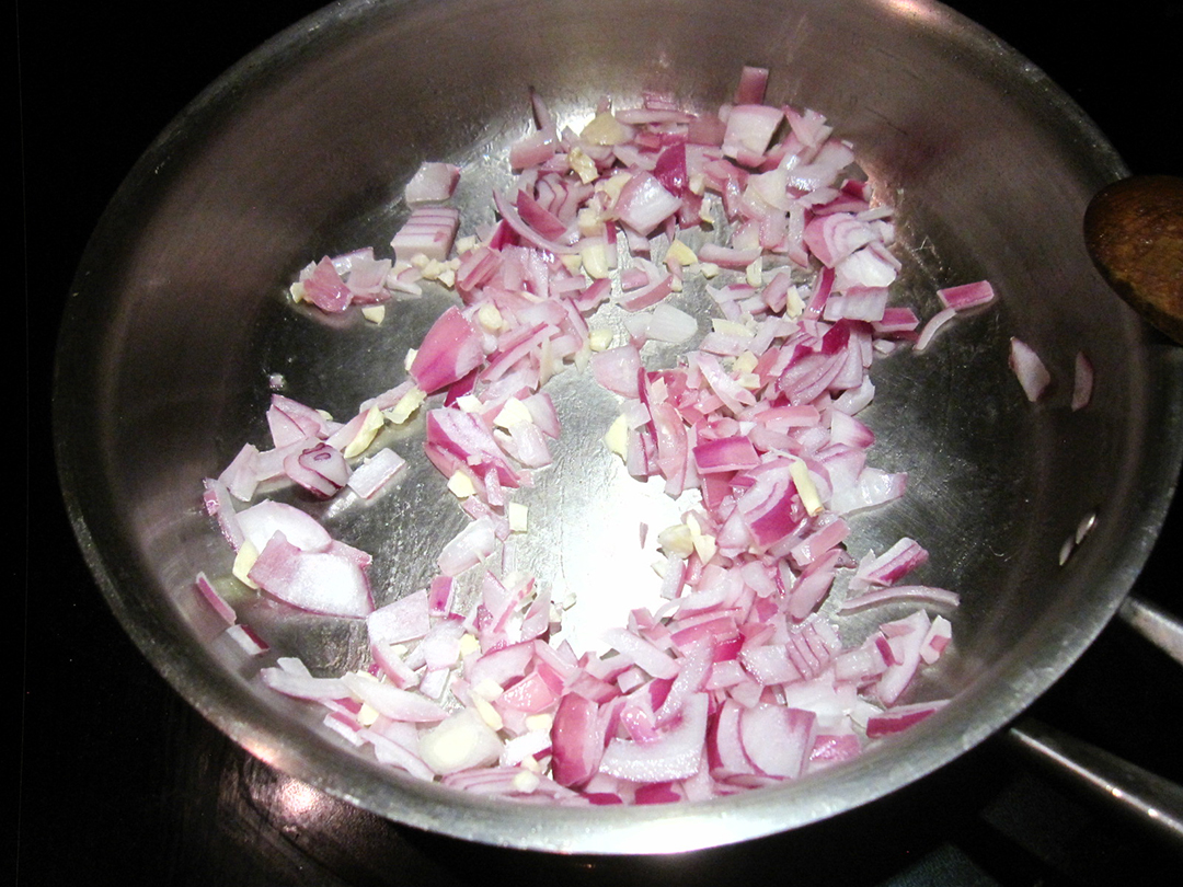 做意面时，面条过凉水就错了，多数人不懂，难怪炒面粘锅不顺滑