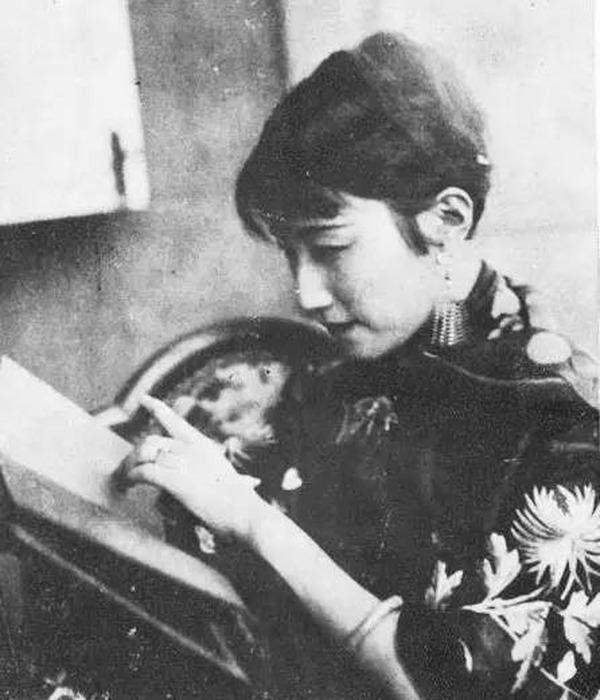 陆小曼在徐志摩死后嫁给了谁 (徐志摩家世显赫为何养不起陆小曼)