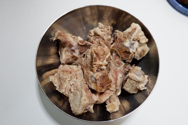 熬猪骨汤用哪些中药,猪大骨熬的白汤有什么