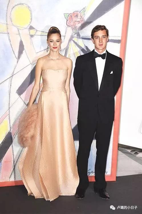 摩纳哥王妃终于精心打扮,摩纳哥最美王妃穿衣搭配