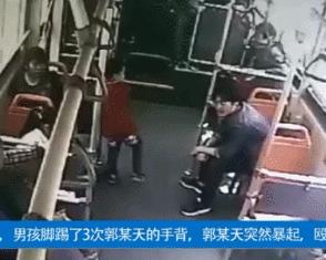 男孩脚踢幼童后续处理,小孩脚踢别人被摔事件