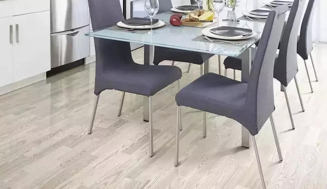 灰色地板搭配什么颜色家具,深色地板搭配家具装修风格