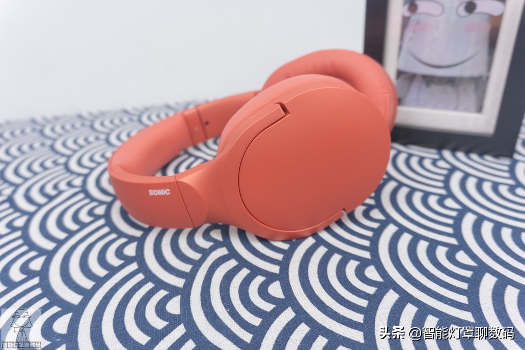 深圳小伙的快乐出租屋（上）：千元1080P投影+头戴蓝牙耳机