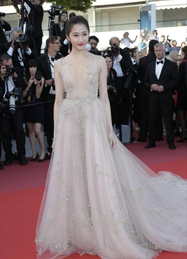 关晓彤闪光吊带裙look新鲜出炉,关晓彤黑纱裙出席活动