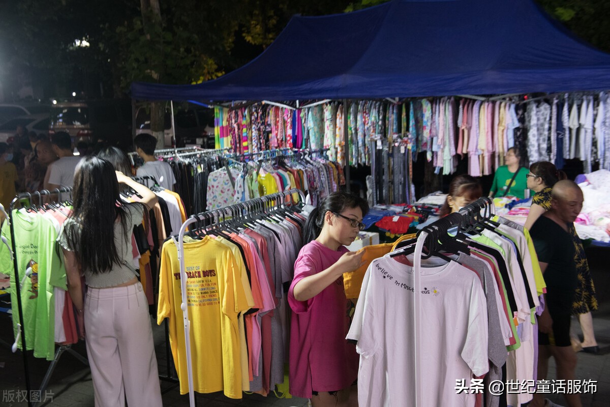 新手摆地摊做服装生意如何入门,摆地摊卖服装技巧方法吸引人