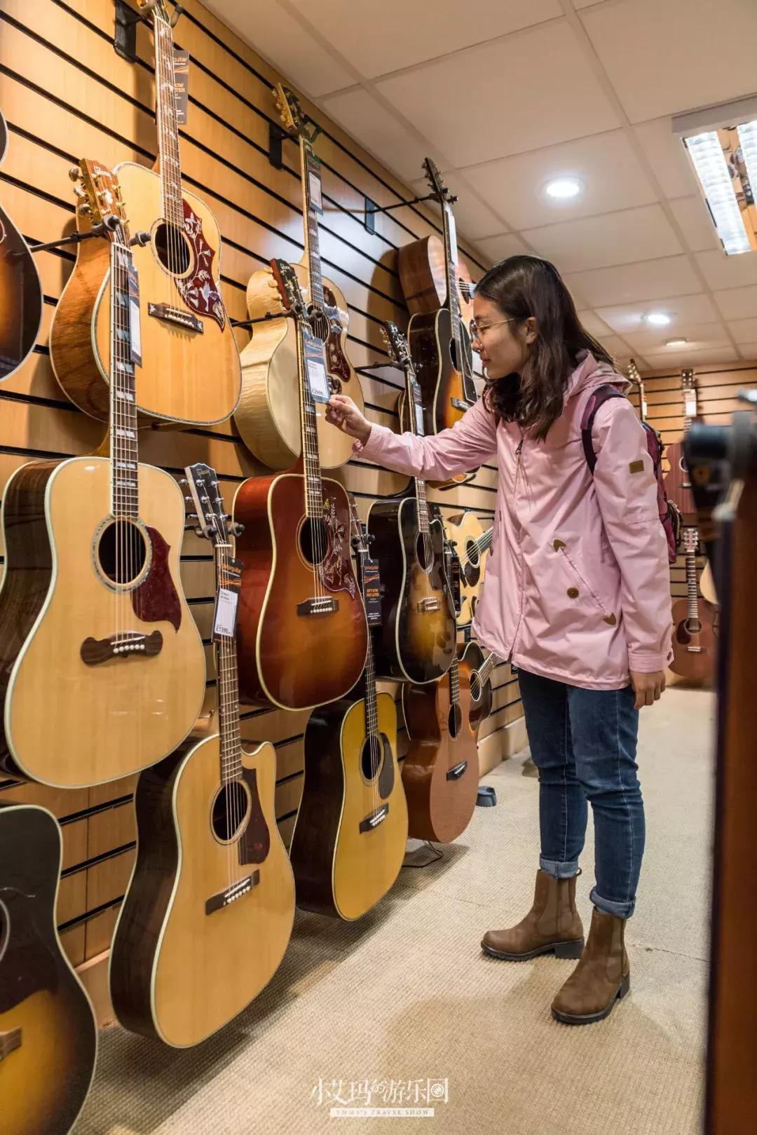 纽卡斯尔,店主为我弹奏了一把十万元的吉他