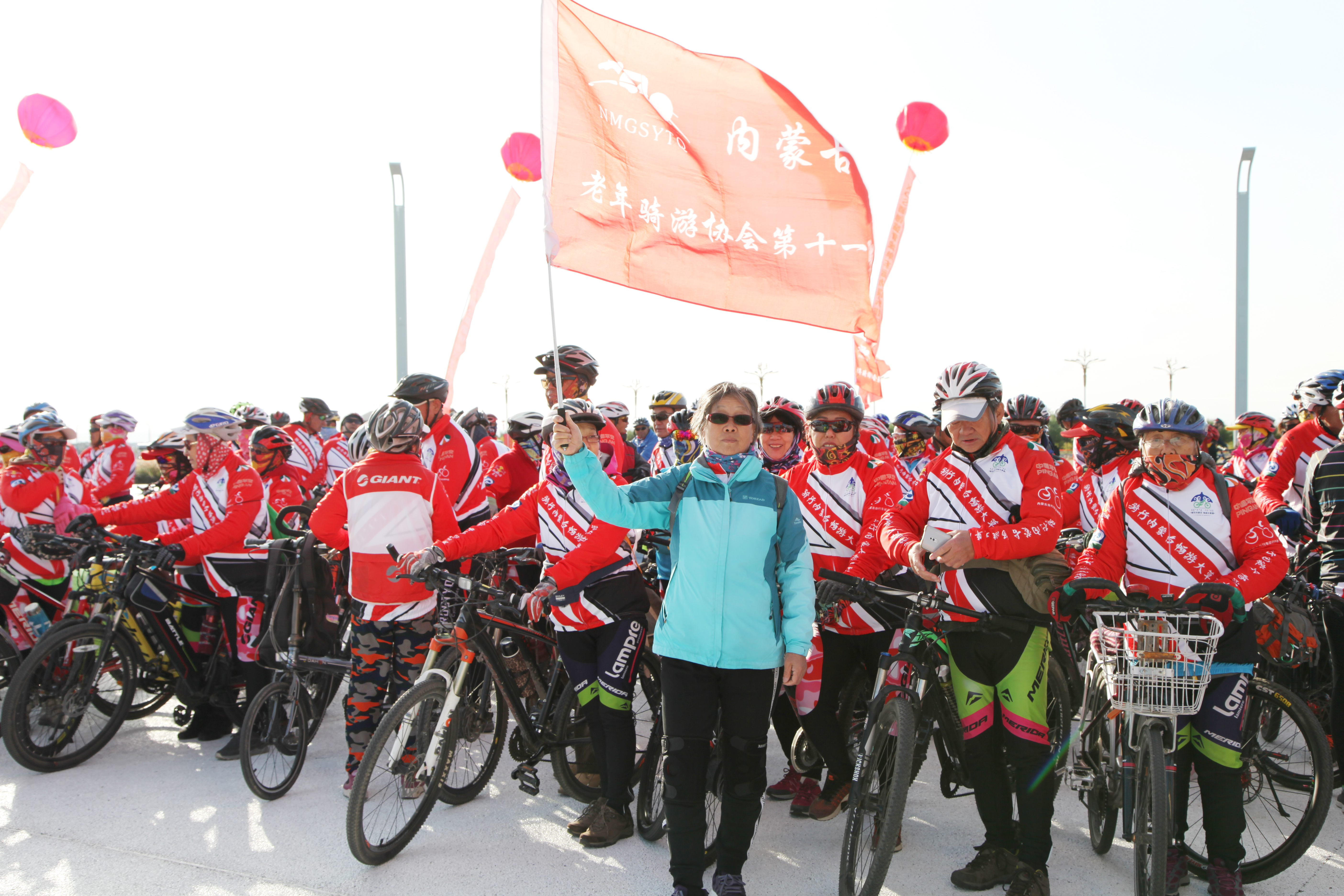 首届“骑行内蒙古畅游大草原”骑游比赛13日在呼和塔拉开赛