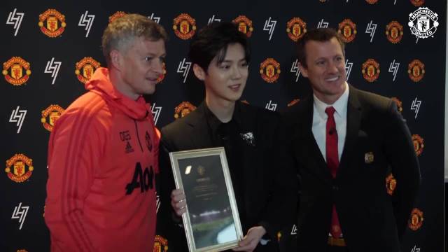 鹿晗祝贺梅西,鹿晗晒球衣庆祝c罗回归曼联