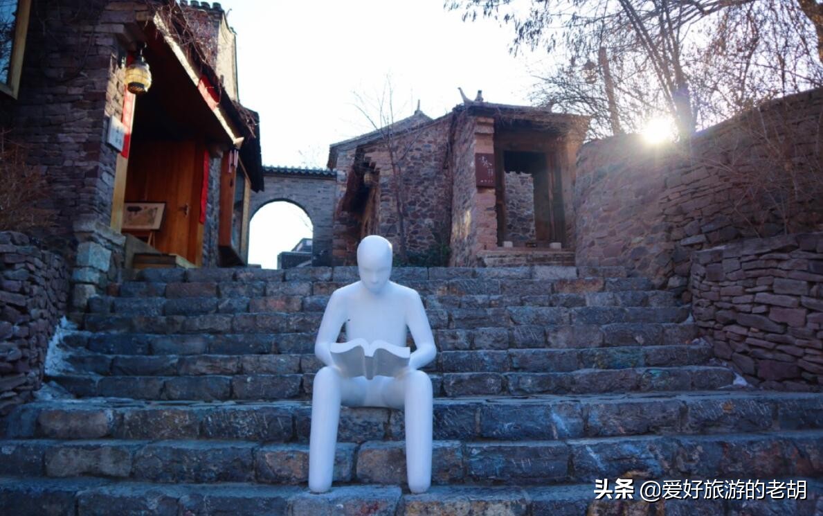 长城脚下的人造古镇，夜景太美成北京地标，外国人都慕名前往度假
