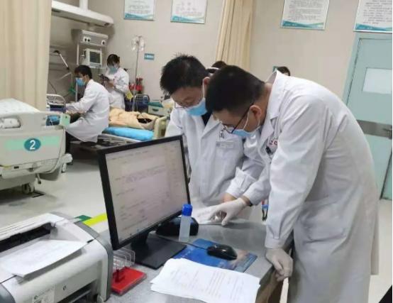 宝鸡高新医院:11位国庆宝宝扎推宝高医,坚守第一线