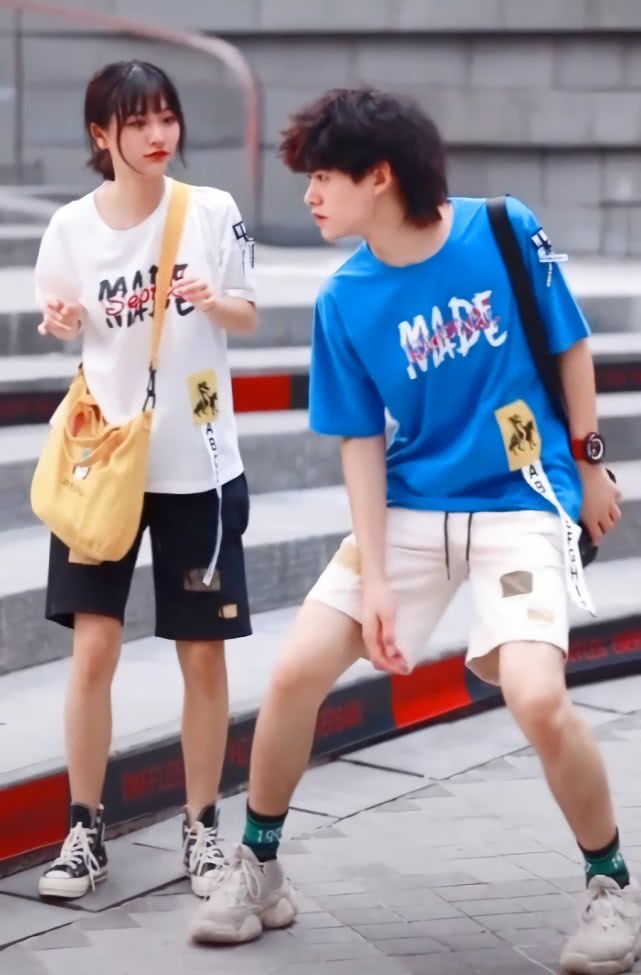 有一种配合叫“你的高帮,我的筒袜”,长度不够袜子来凑,腻甜