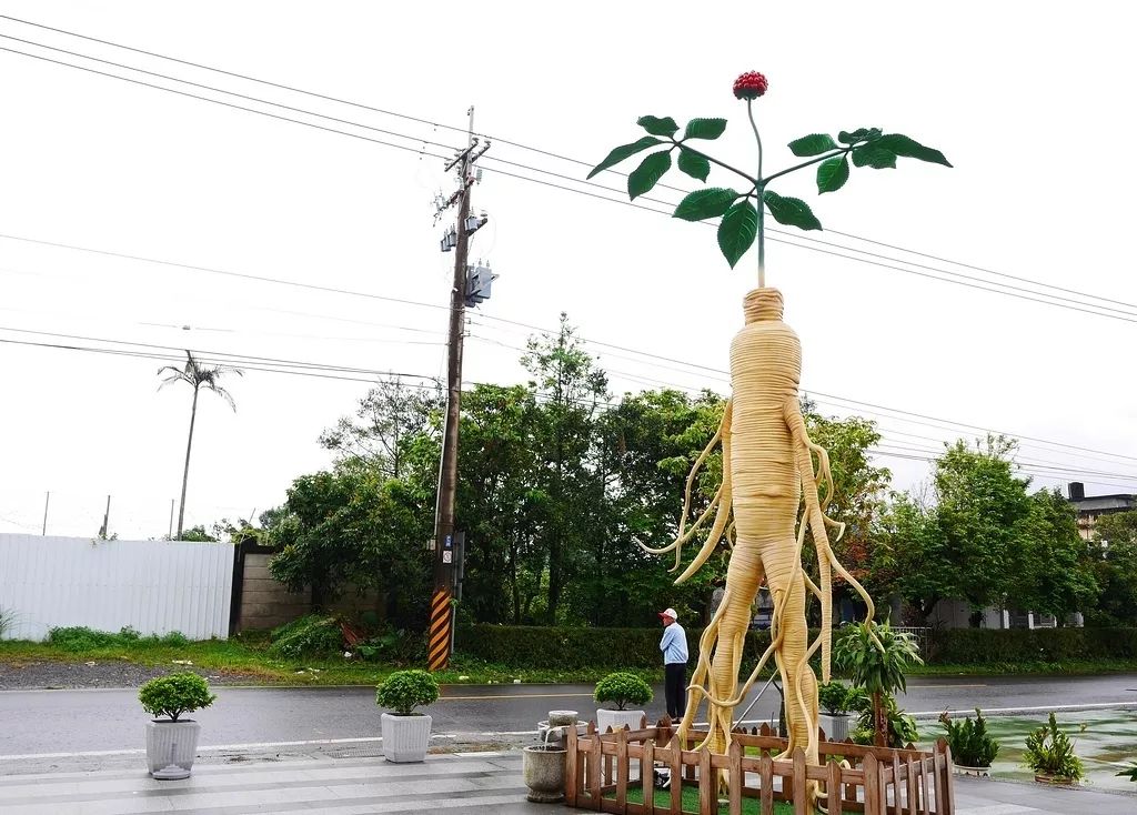 把废弃工厂改造成娱乐创意工场,把工厂开成旅游景点