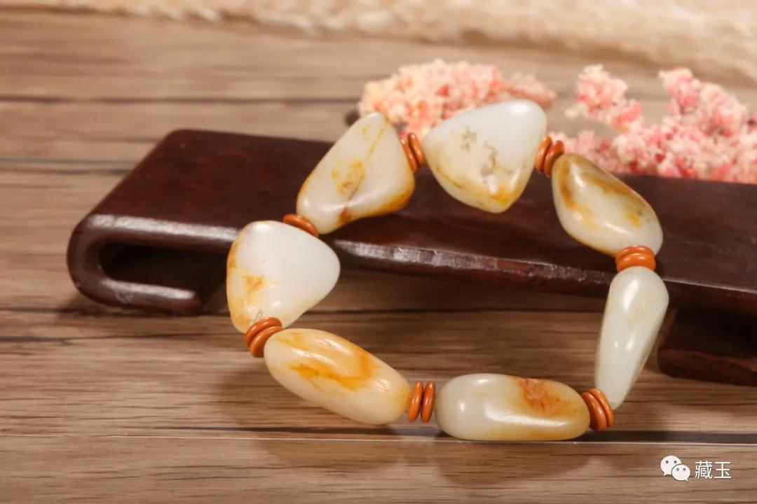十种颜色的和田玉手串,翡翠手串和和田玉手串哪个好