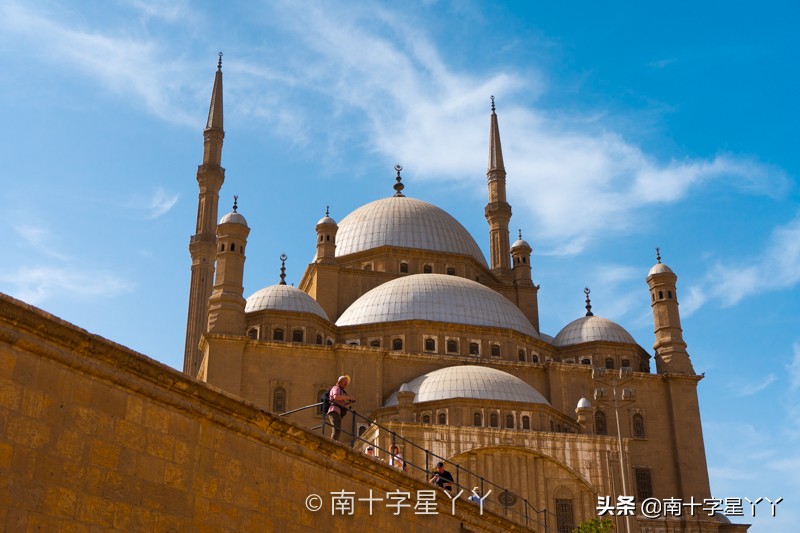 一半沙漠一半海洋图片,一半沙漠一半湖水