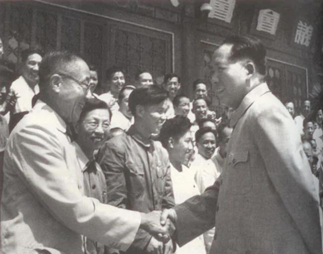 毛主席读溥仪的《我的前半生》，看后评价：我觉得这本书写得不好